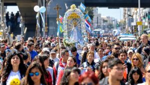 Multitud de peregrinos caminando hacia la Basílica de Luján en la histórica peregrinación juvenil