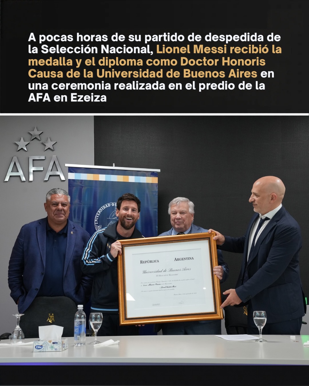 Lionel Messi recibiendo reconocimiento de autoridades de la Universidad de Buenos Aires