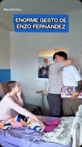Enzo Fernández junto a niños en el Hospital Garrahan durante su visita solidaria
