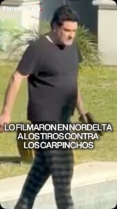 Carpinchos cerca de una vivienda en un barrio privado de Nordelta