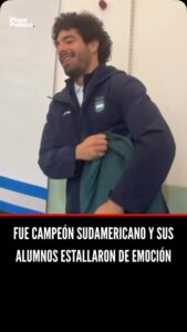 Alumnos reciben con carteles y aplausos a su profesor campeón de handball en un aula escolar
