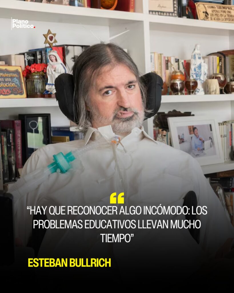 Esteban Bullrich en un evento público hablando sobre educación y política educativa nacional