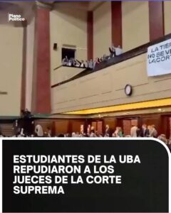 Estudiantes reunidos en acto dentro de la Facultad de Derecho de la UBA