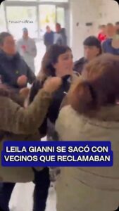 Concejal libertaria en discusión con vecinos en la vía pública mientras personal policial interviene