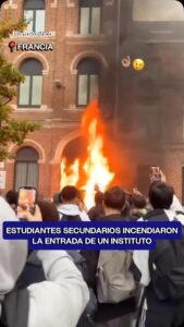 Entrada de un edificio educativo dañada por el fuego tras protesta estudiantil en Francia