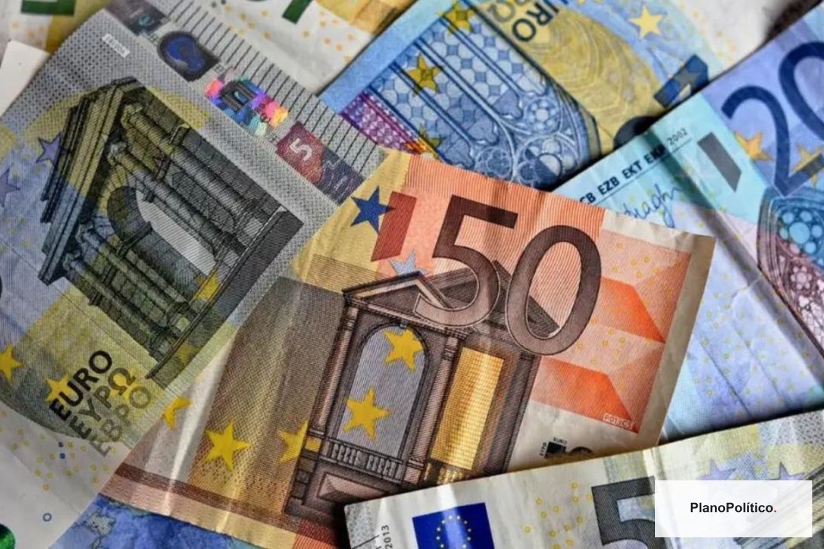 Casa de cambio en Buenos Aires con pizarra de cotizaciones de monedas