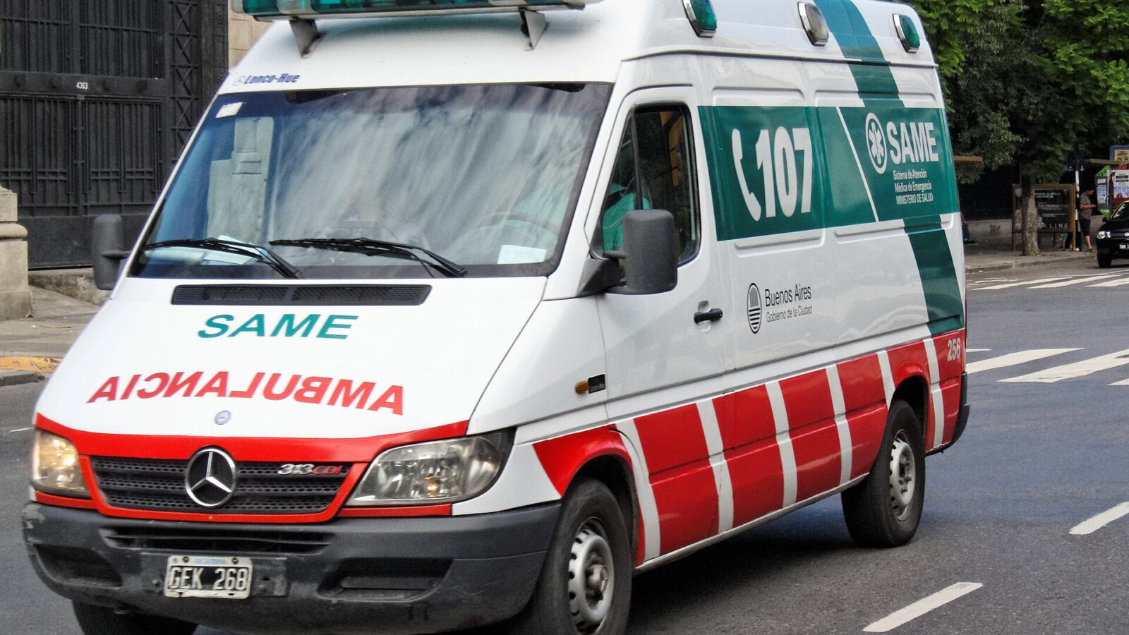 Ambulancia del SAME estacionada en una calle de Buenos Aires
