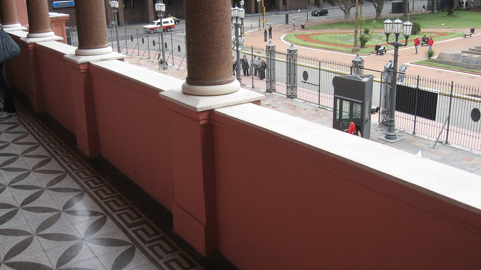 Balcón de la Casa Rosada visto desde la Plaza de Mayo