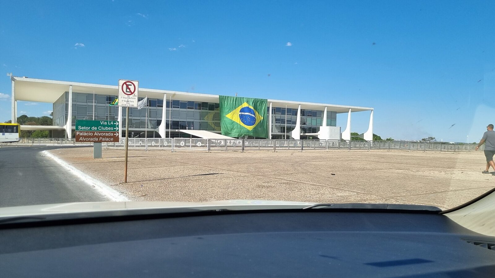 Bandera de Brasil colgada en la fachada del Palacio del Planalto, en Brasilia