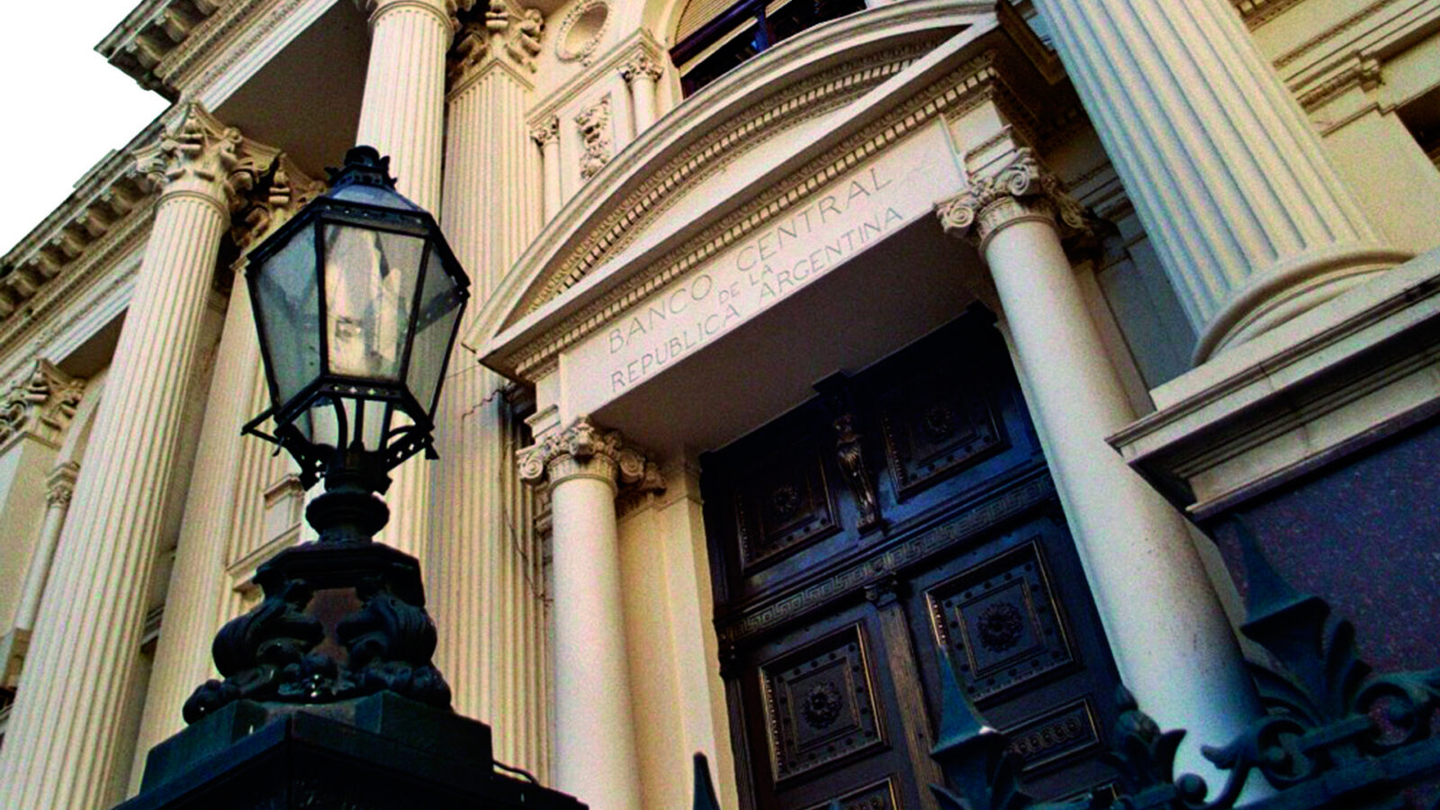 Fachada del edificio sede del Banco Central de la República Argentina en el microcentro porteño