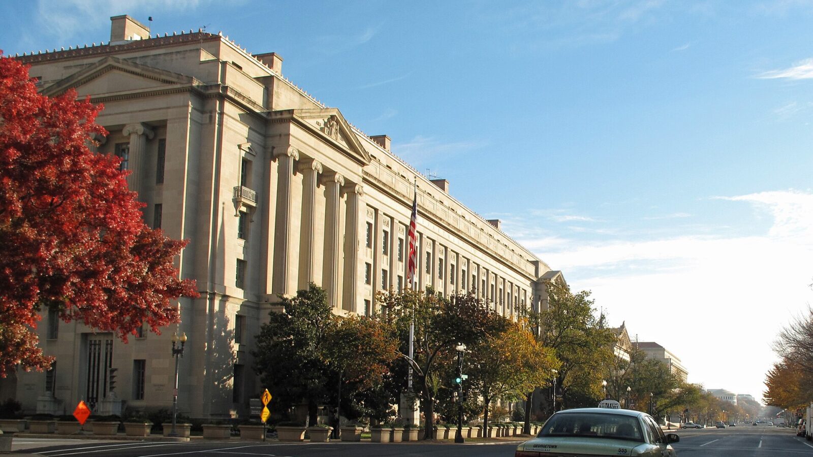 Edificio del Departamento de Justicia de Estados Unidos en Washington D. C., visto desde la calle