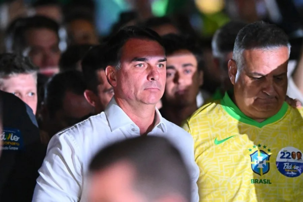 Flávio Bolsonaro perdió el balotaje y la Justicia le prohibió salir de Brasil
