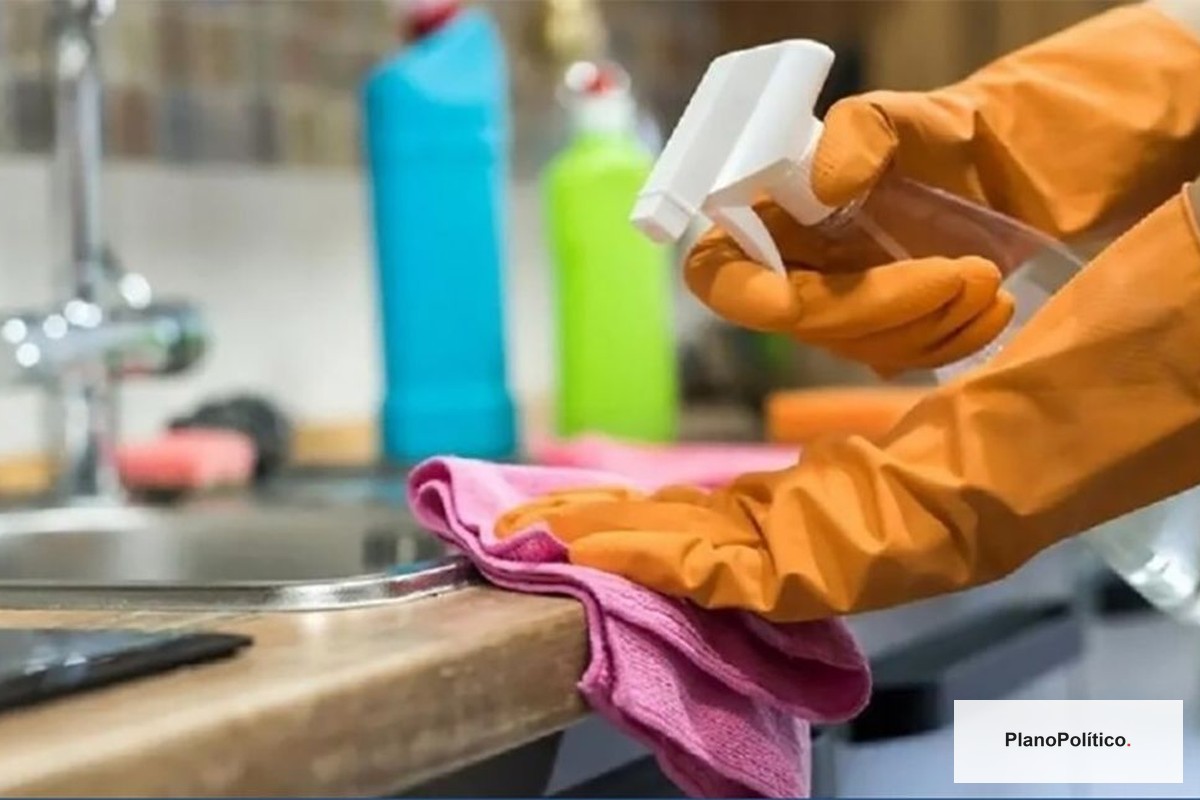 Mujer realizando tareas de limpieza en el hogar