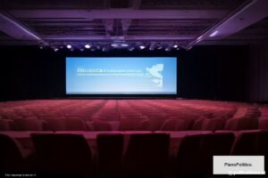 Evento empresarial argentino con presentación de economía y finanzas