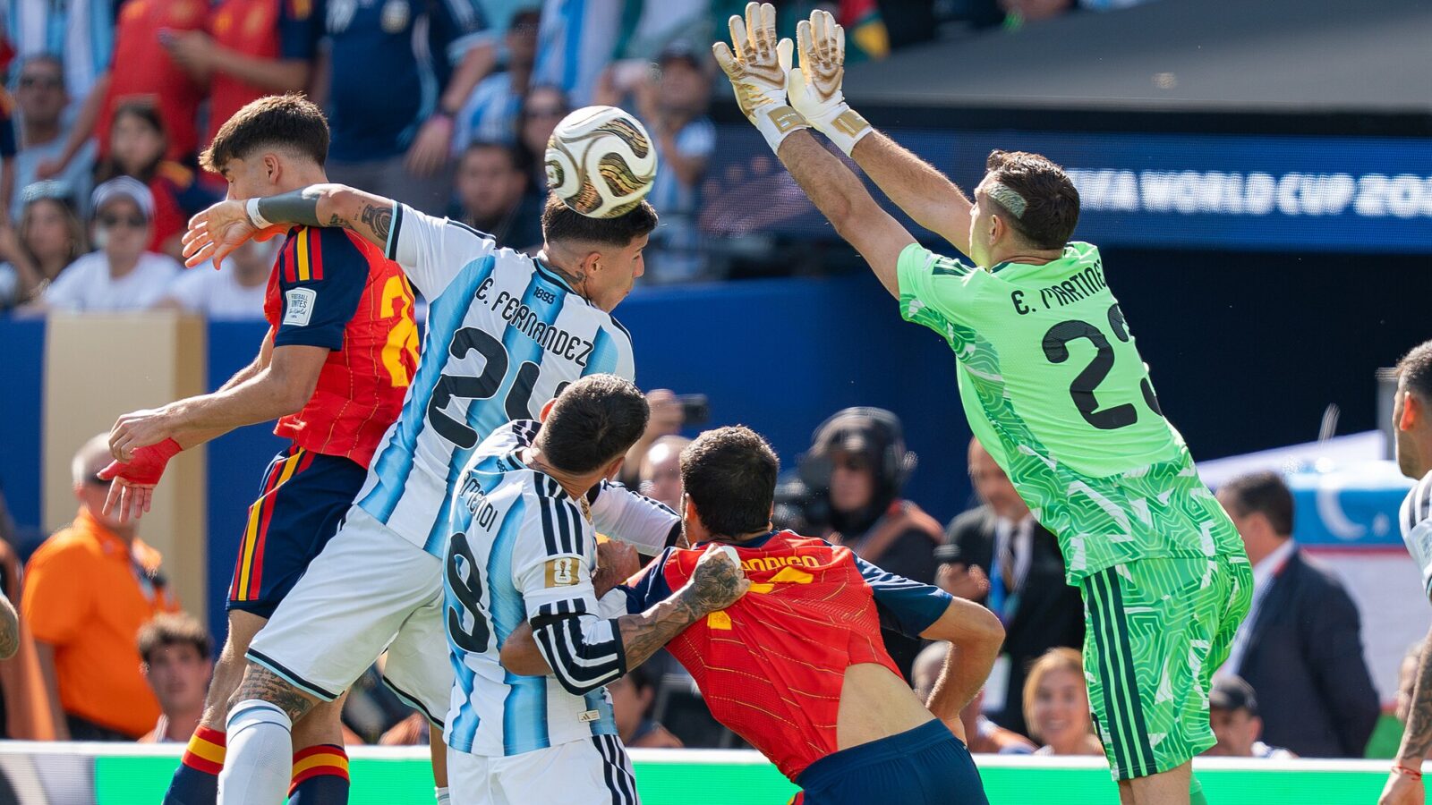 Enzo Fernández y Emiliano Martínez durante la final del Mundial 2026 entre Argentina y España