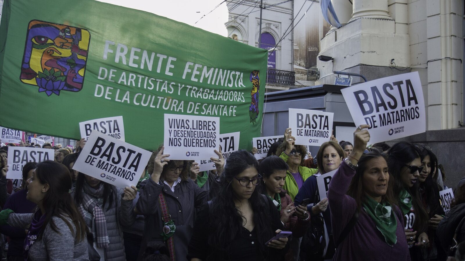 Multitud con carteles en una marcha de Ni Una Menos en Santa Fe