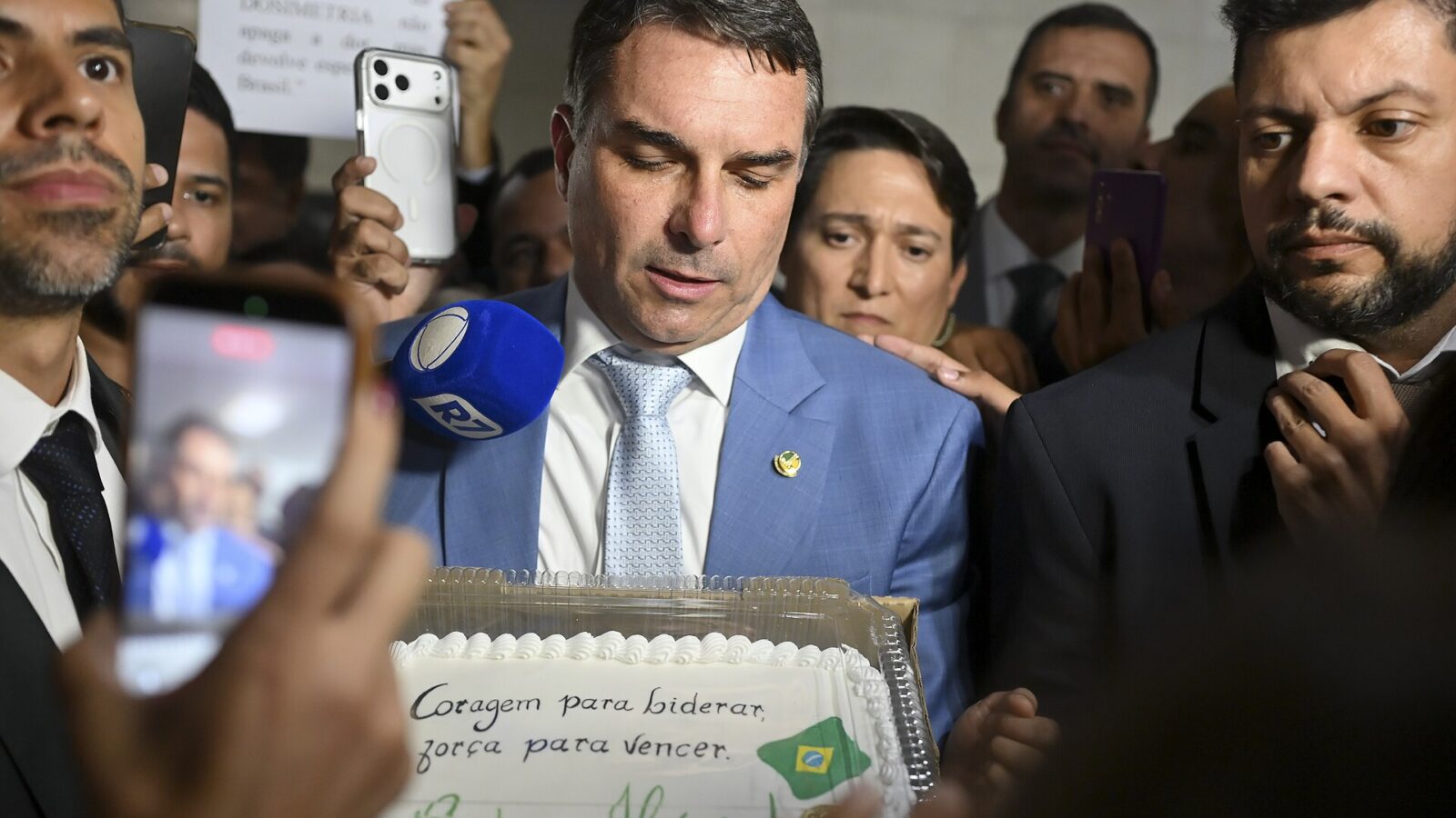 El senador Flávio Bolsonaro durante una entrevista en el Senado de Brasil