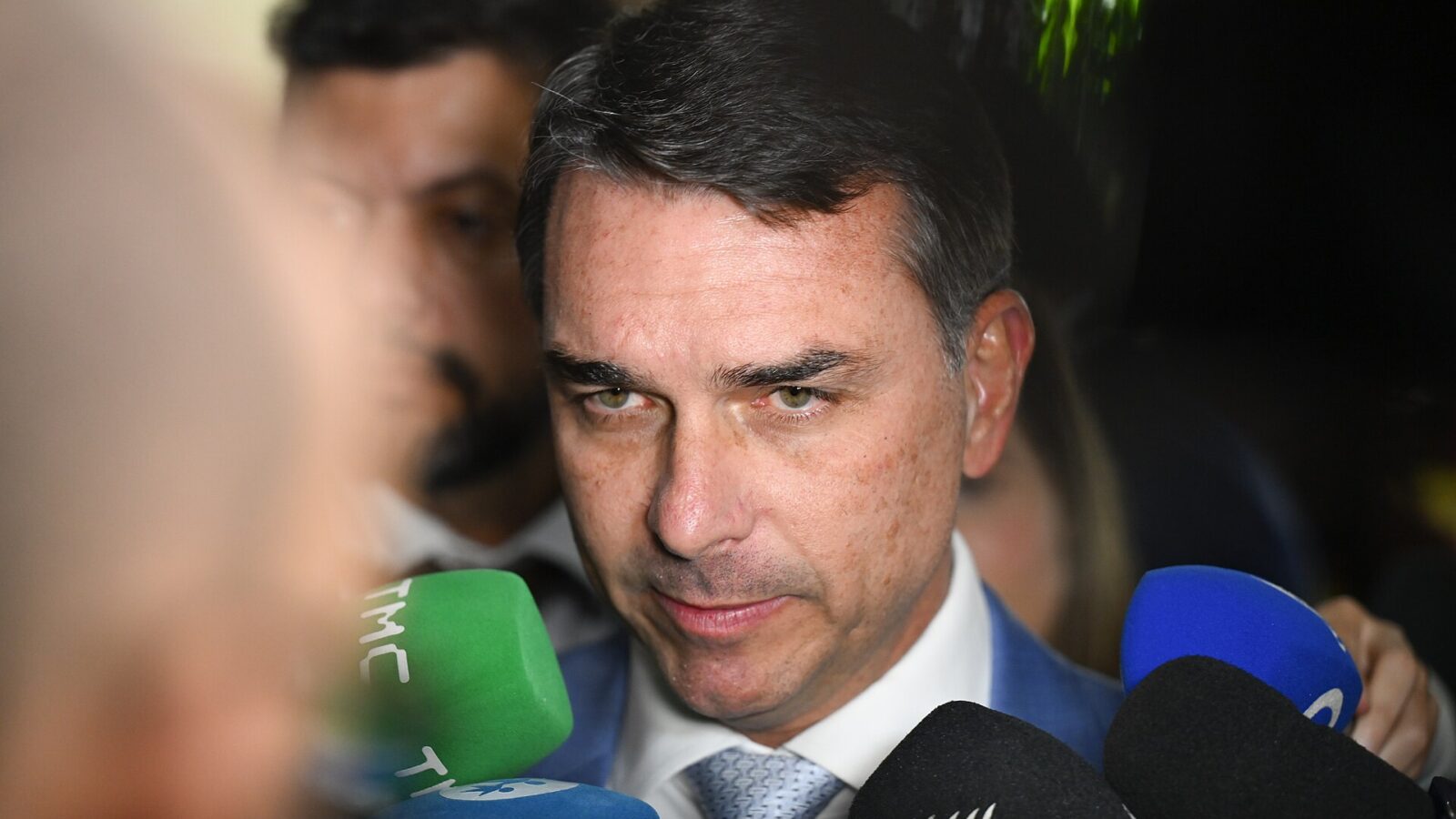 El senador brasileño Flávio Bolsonaro durante una entrevista en el Senado de Brasil
