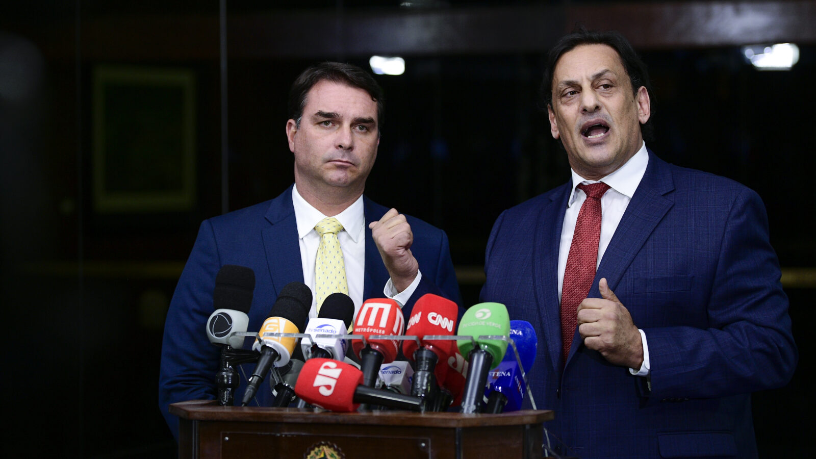 El senador Flávio Bolsonaro durante una entrevista en el Senado de Brasil