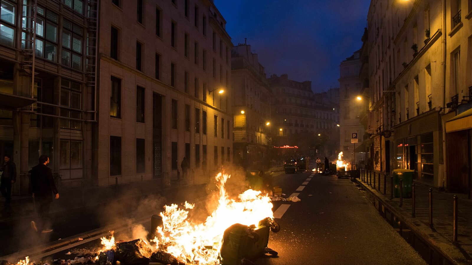 Manifestantes en una calle de París durante una marcha callejera