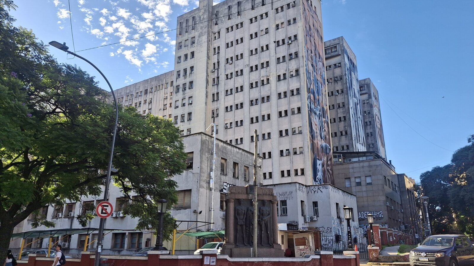 Frente del Hospital de Clínicas José de San Martín, en la Ciudad de Buenos Aires