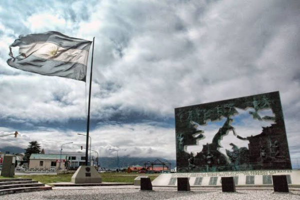 Malvinas: un informe de TV chilena mostró placas argentinas descartadas en Darwin