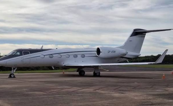 Avión privado retenido en Puerto Iguazú: investigan si Flávio Bolsonaro salió de Brasil