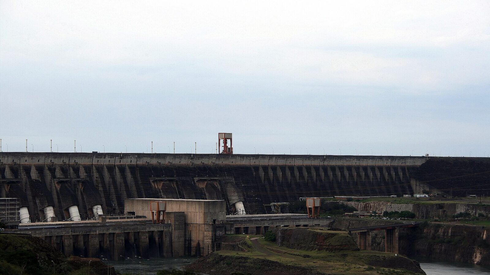 Vista aérea de la represa hidroeléctrica de Itaipú