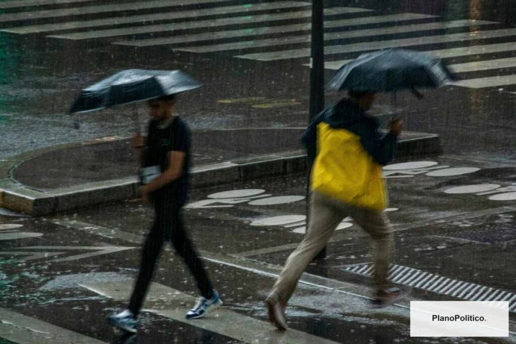 Vista de lluvia y tormentas sobre Buenos Aires con cielo oscuro