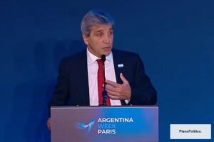 Ministro Luis Caputo en conferencia de prensa sobre economía argentina
