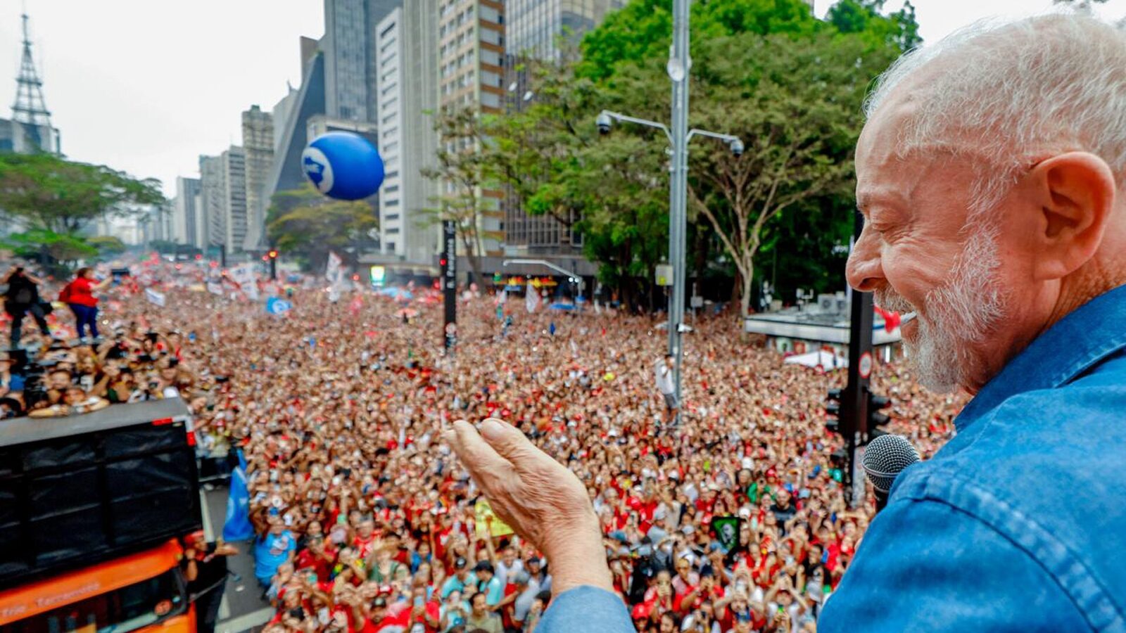 Lula da Silva saluda a una multitud desde un escenario durante el acto en la Avenida Paulista de San Pablo