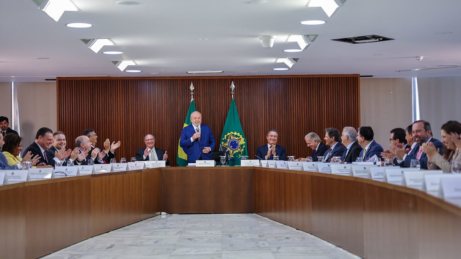 Lula da Silva habla de pie ante el gabinete reunido en una mesa en forma de U en el Palacio del Planalto