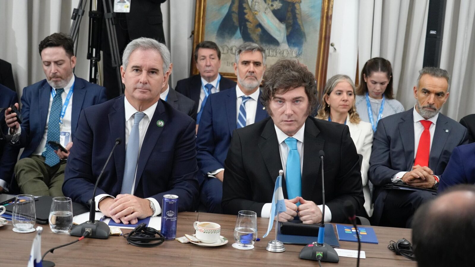 El presidente Javier Milei en un atril durante una cumbre del Mercosur