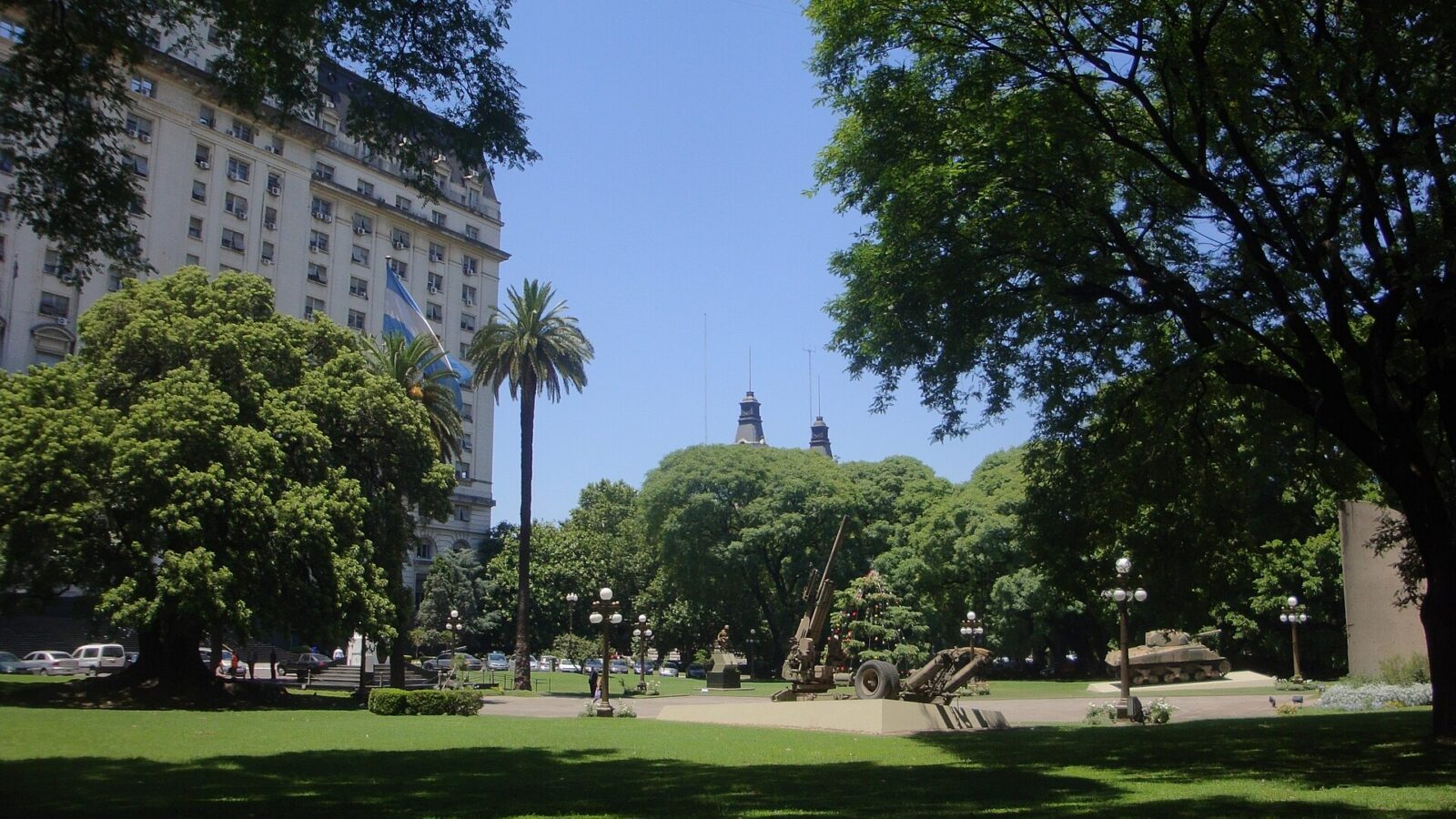 Fachada del Edificio Libertador, sede del Ministerio de Defensa, en Buenos Aires