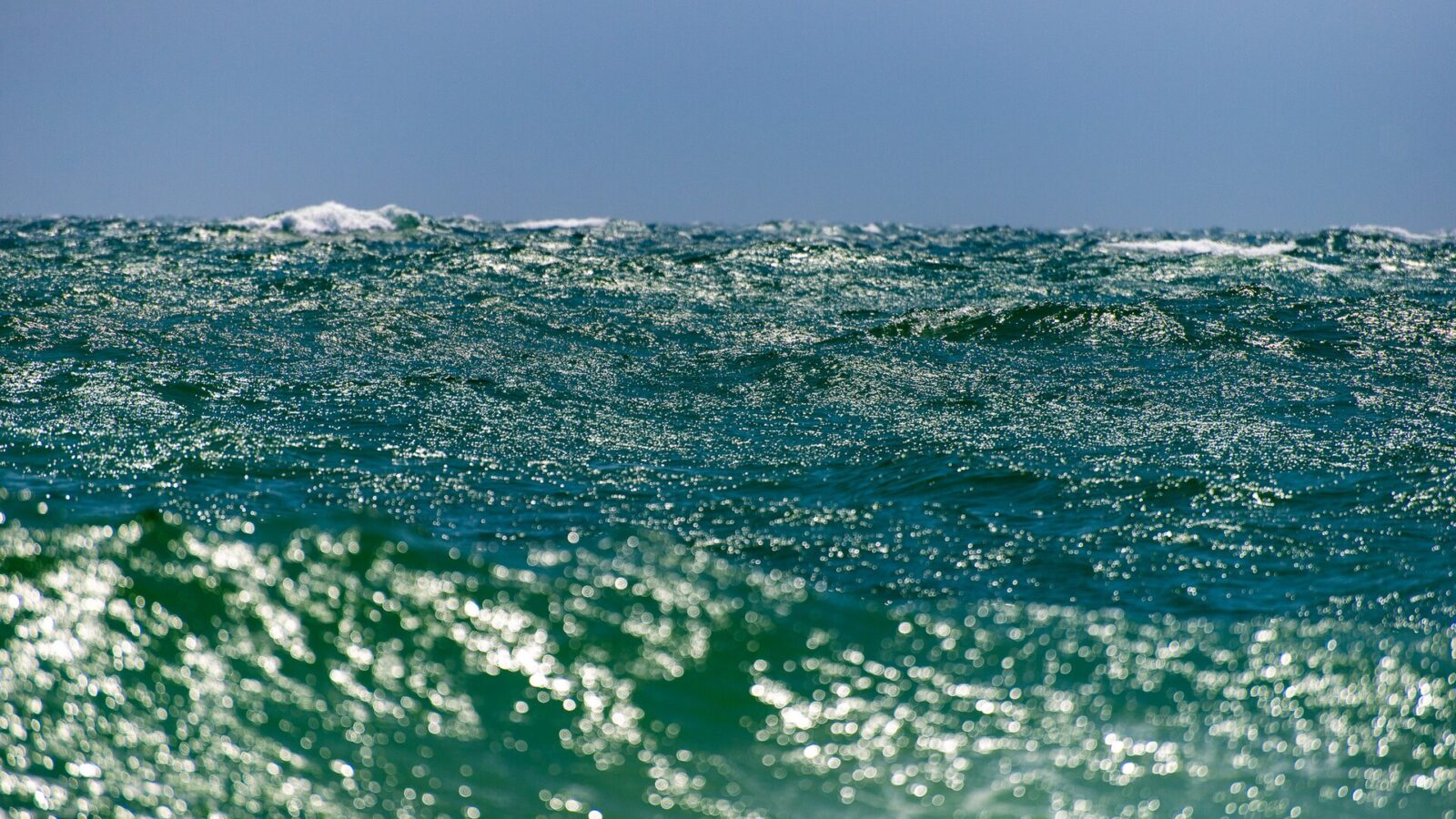 Olas del océano Atlántico rompiendo frente a la costa de Nantucket, Massachusetts