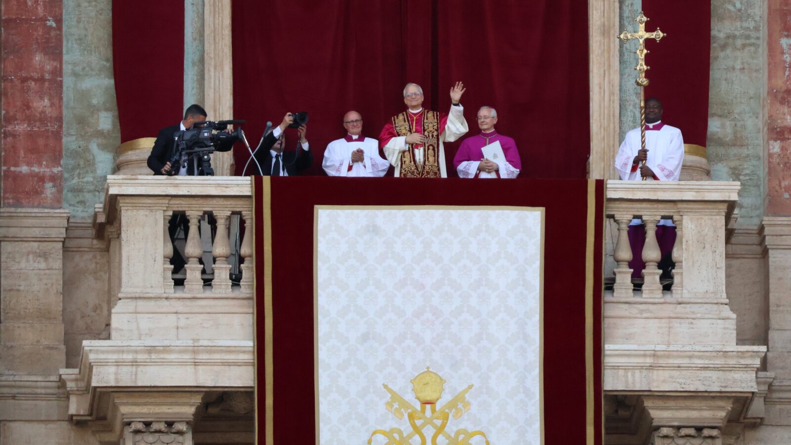 El papa León XIV saluda desde la logia central de la Basílica de San Pedro