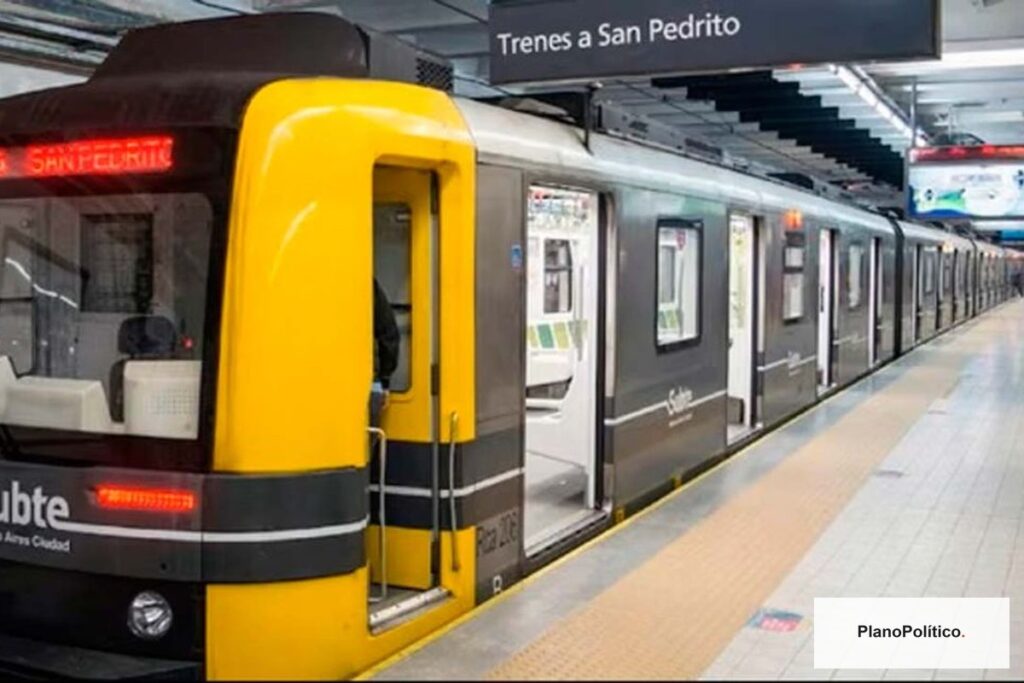 Estación de subte de Buenos Aires con andén y formación