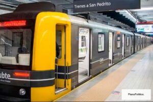 Estación de subte de Buenos Aires con andén y formación