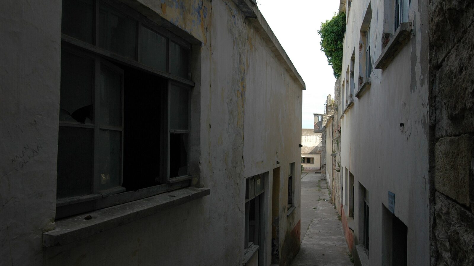 Pasillo con celdas en una antigua cárcel