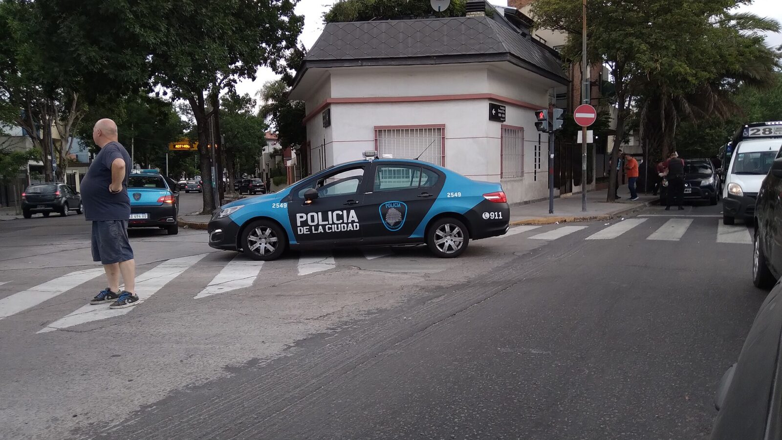 Patrulleros de la Policía de la Ciudad de Buenos Aires estacionados en la calle