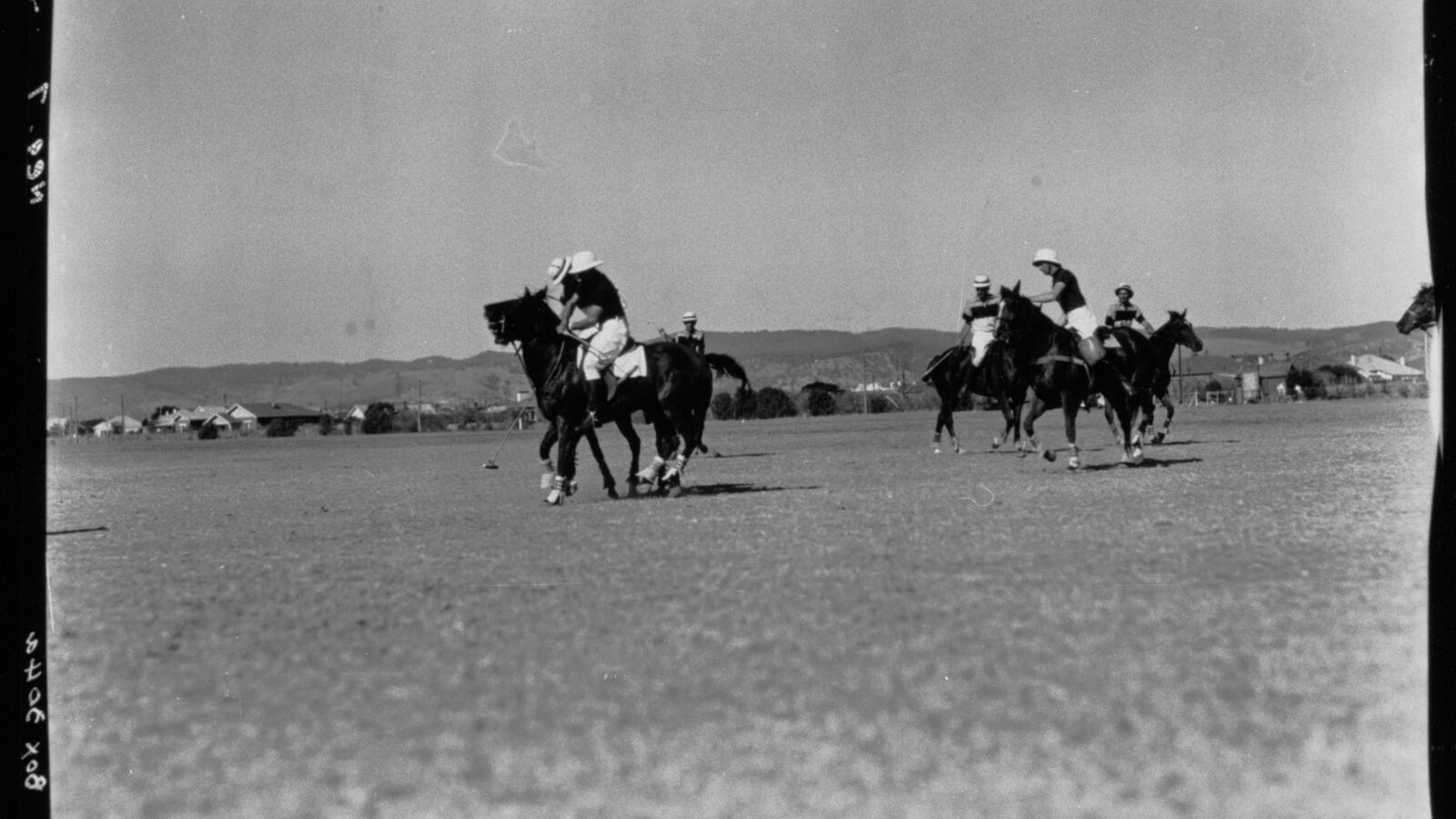 Jugadores de polo a caballo durante un partido