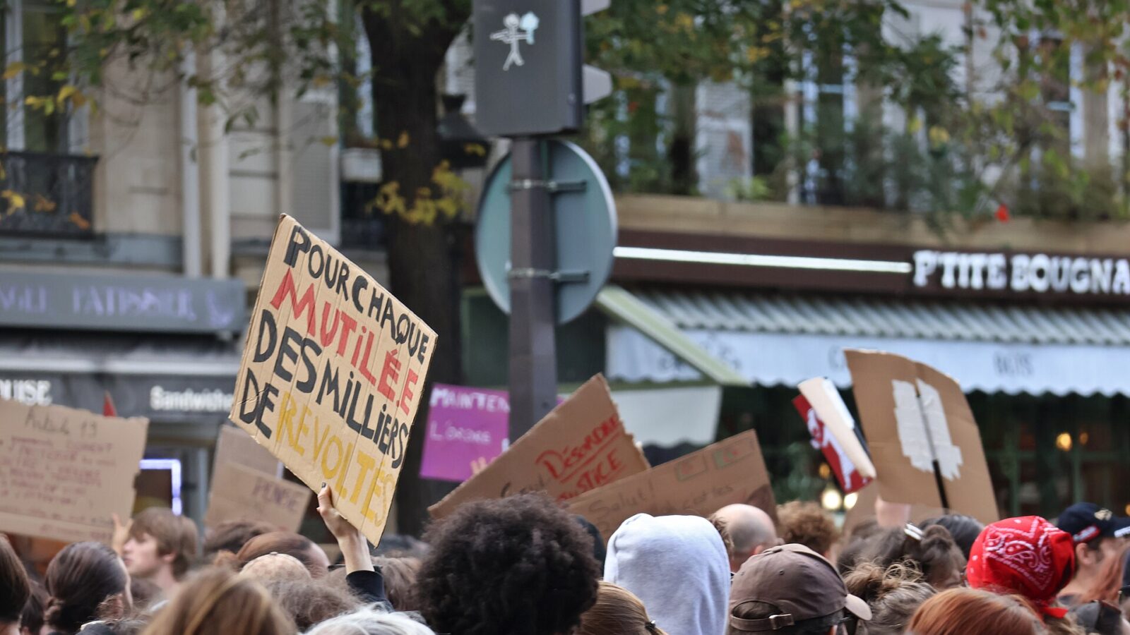 Manifestantes en una calle de París durante la jornada de protestas del 17 de octubre de 2026