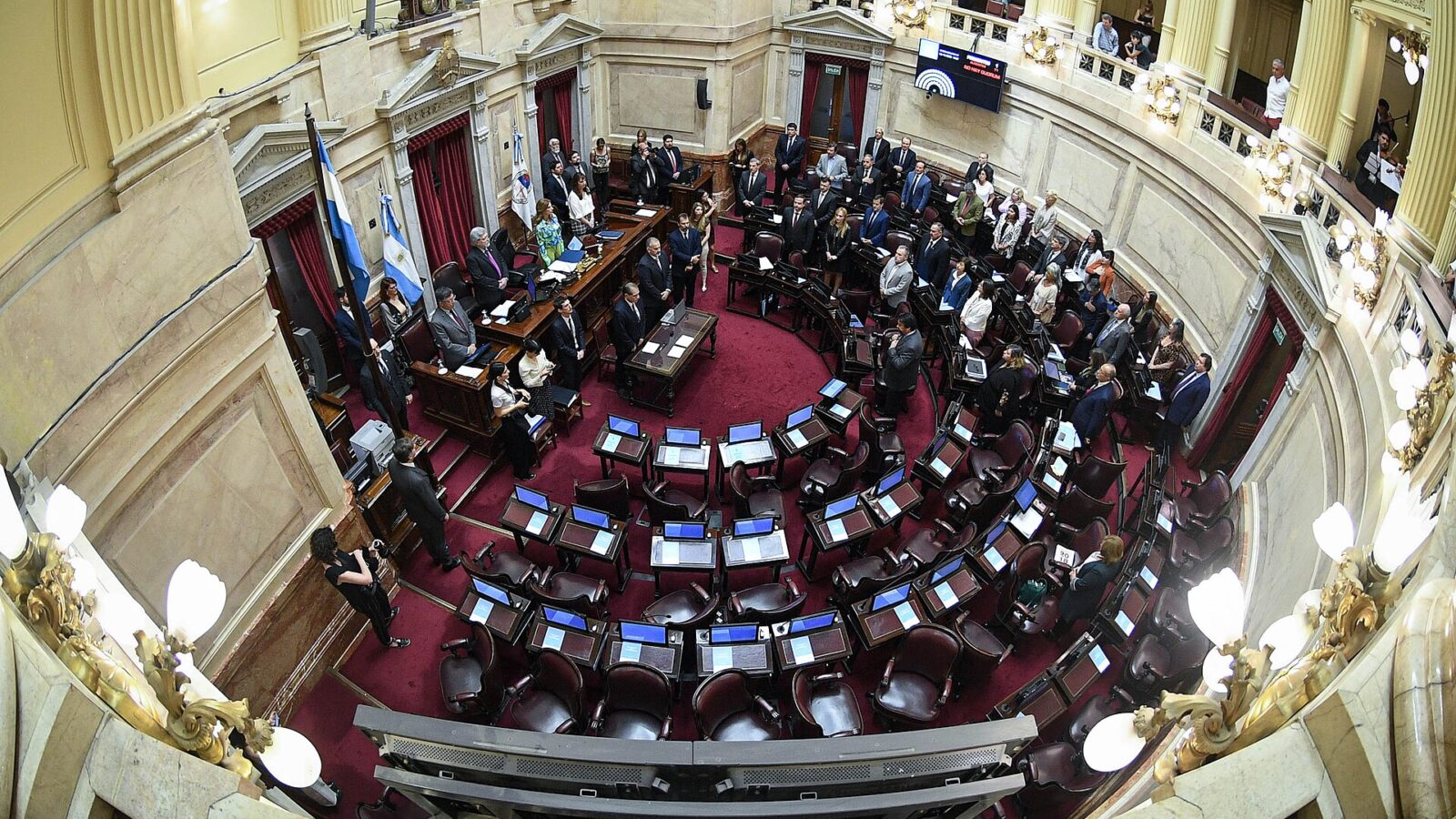 Senadores en el recinto del Senado de la Nación Argentina durante una sesión