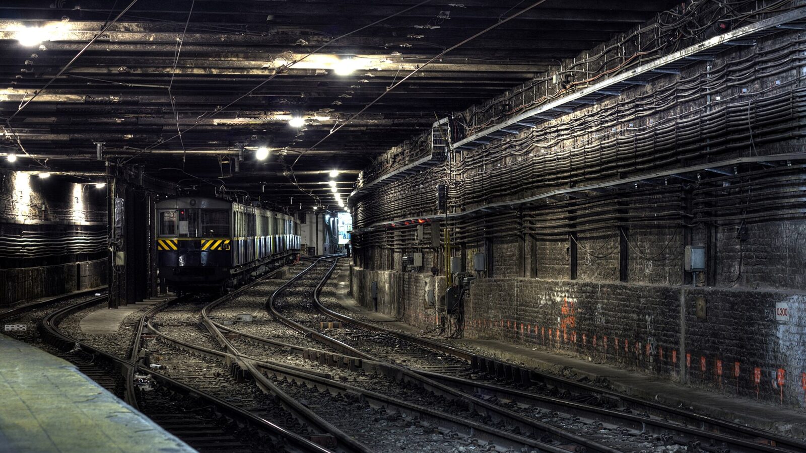 Túnel de la Línea A del subte de Buenos Aires con una formación en la vía