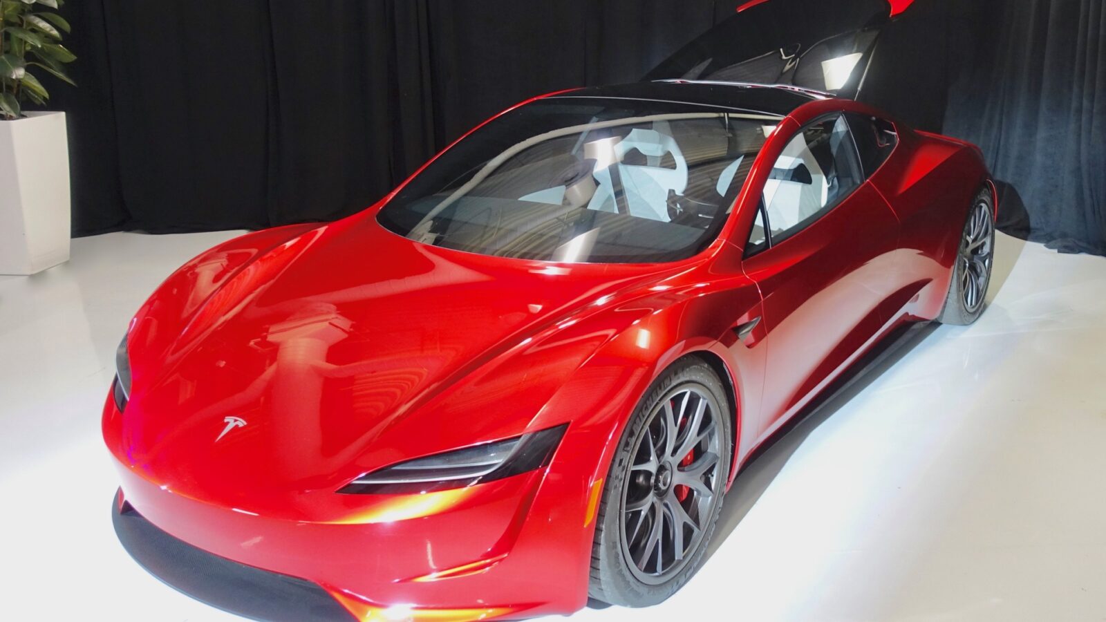 Prototipo del Tesla Roadster de segunda generación estacionado frente a la sede de Tesla