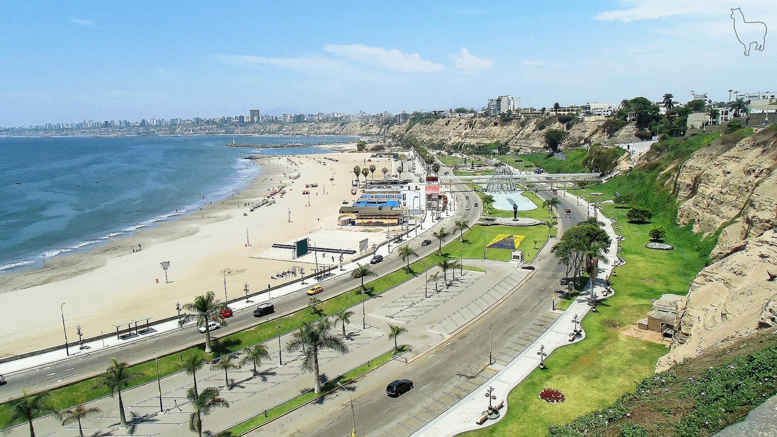 Vista panorámica de la costa y los edificios de Lima, Perú