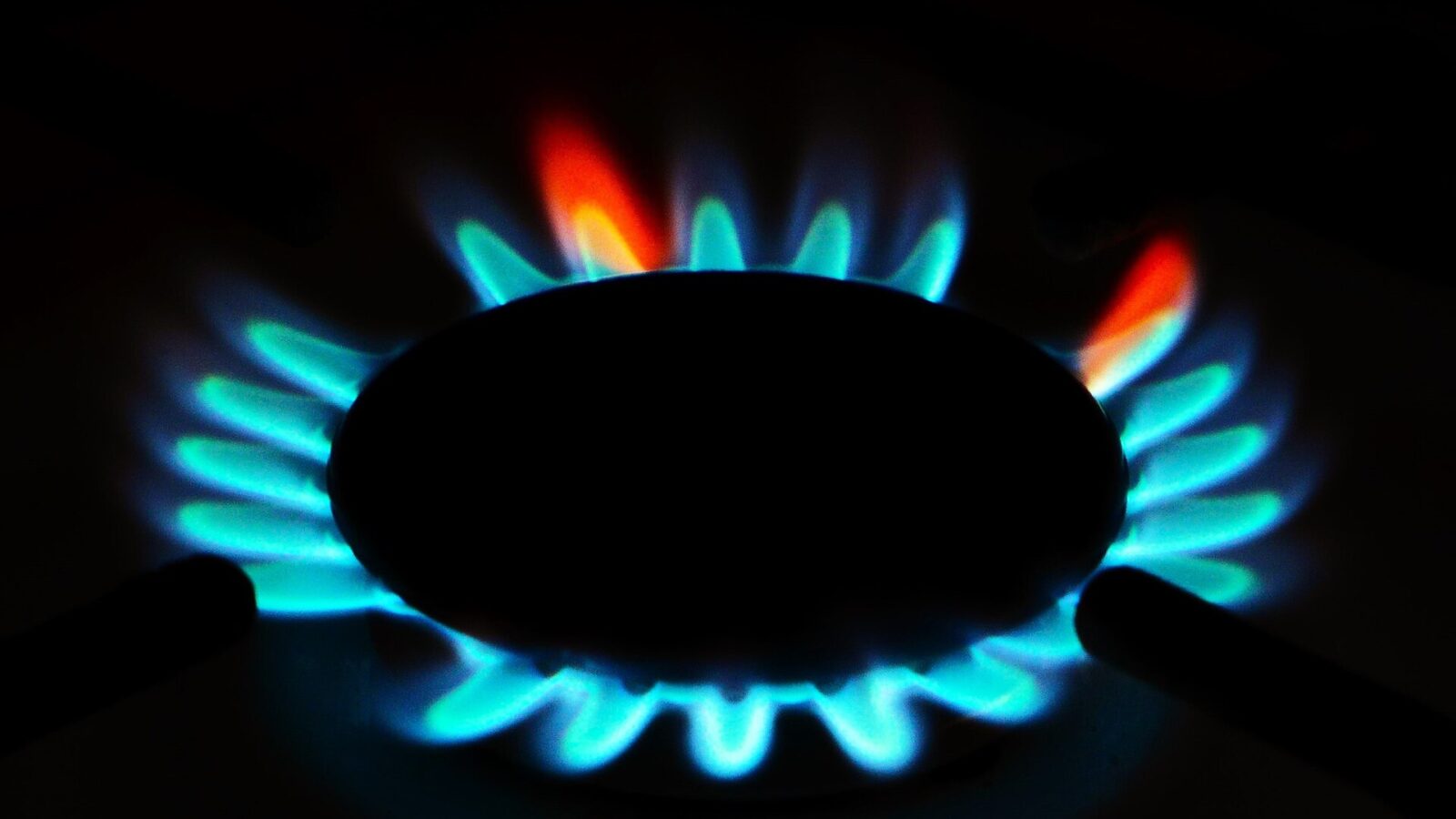 Llama azul de una hornalla de cocina a gas encendida
